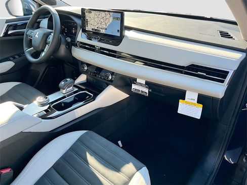 New 2025 Mitsubishi Outlander SE image 31