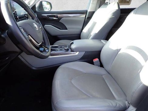 Used 2021 Toyota Highlander Limited image 14