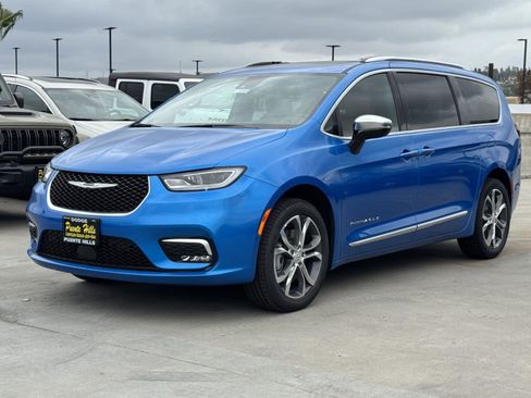 New 2026 Chrysler Pacifica Pinnacle w/ Trailer Tow Group AWD/4WD image 3