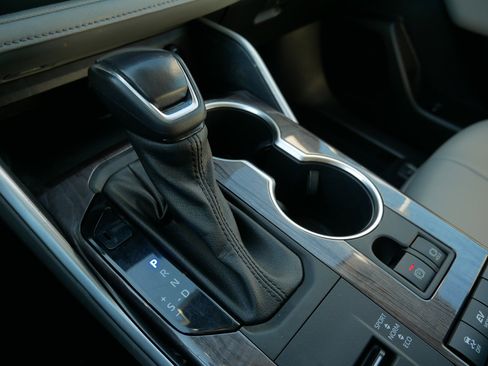 Used 2022 Toyota Highlander XLE image 24