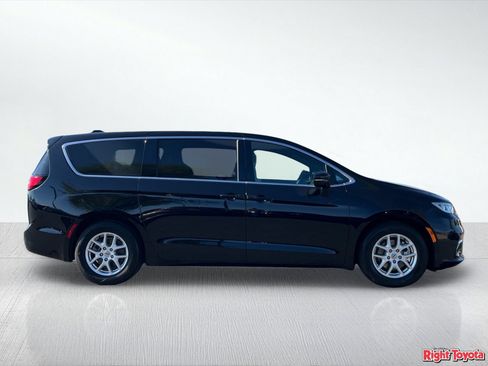 Used 2025 Chrysler Pacifica Select FWD image 7
