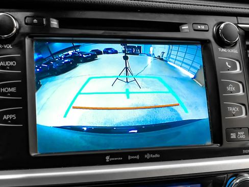 Used 2019 Toyota Highlander XLE FWD image 20