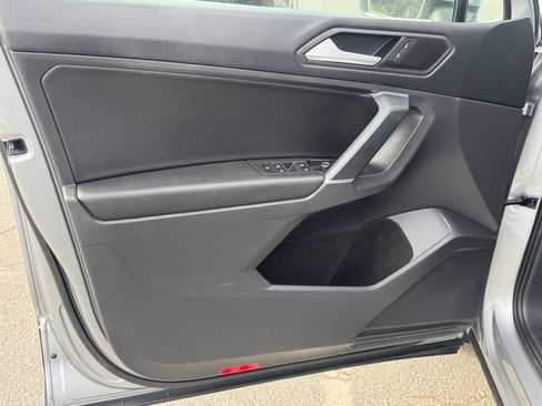 Used 2020 Volkswagen Tiguan SE w/ Panoramic Sunroof Package image 8