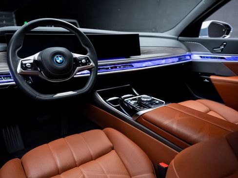 Used 2023 BMW i7 xDrive60 image 2