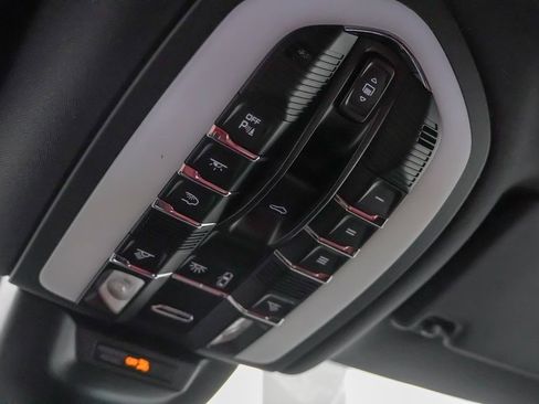 Used 2025 Porsche Macan image 27