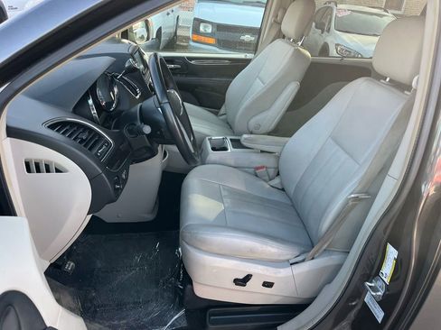Used 2016 Chrysler Town & Country Touring image 12