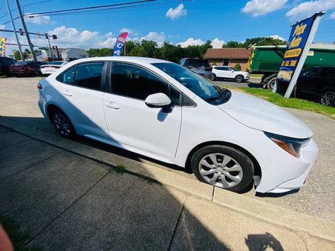 Used 2025 Toyota Corolla LE FWD image 4