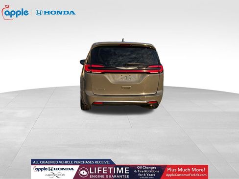 Used 2023 Chrysler Pacifica Touring-L image 9