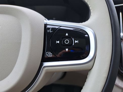 Used 2022 Volvo XC60 B5 Inscription w/ Climate Package image 17