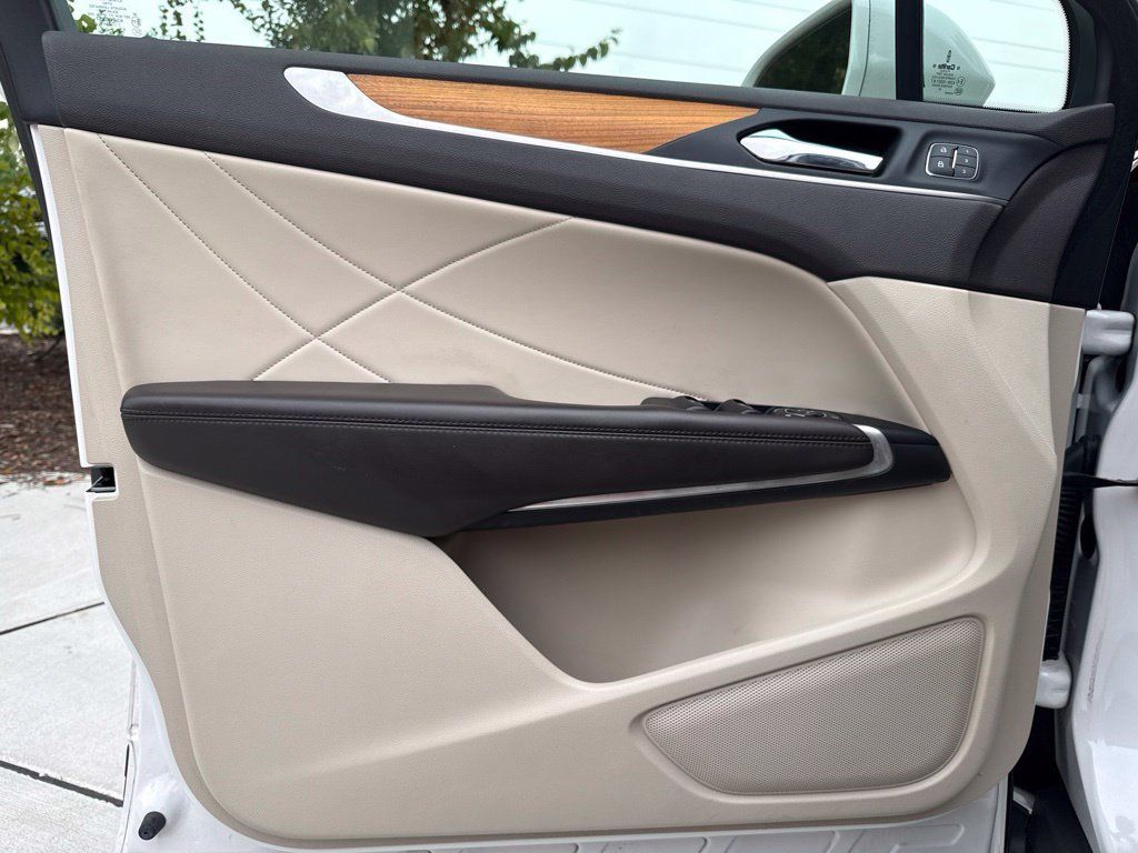 Used 2019 Lincoln MKC Select w/ Select Plus Package FWD image 11