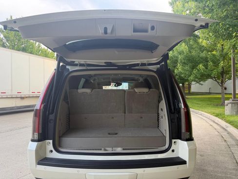Used 2015 Cadillac Escalade Luxury AWD/4WD image 24