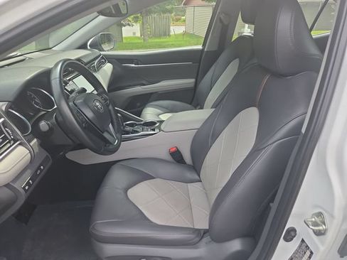 Used 2018 Toyota Camry XLE FWD image 11