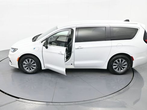 Used 2023 Chrysler Pacifica Touring-L image 31