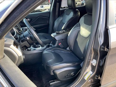 Used 2018 Jeep Cherokee Latitude Plus w/ Comfort/Convenience Group image 24