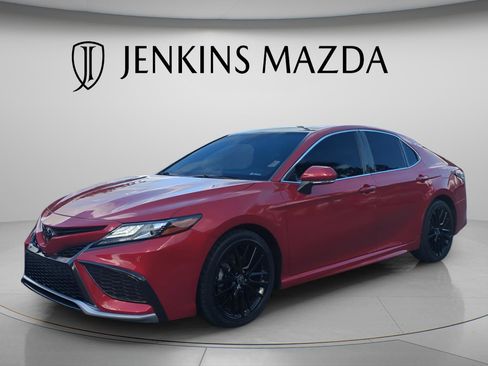 Used 2022 Toyota Camry XSE FWD image 3