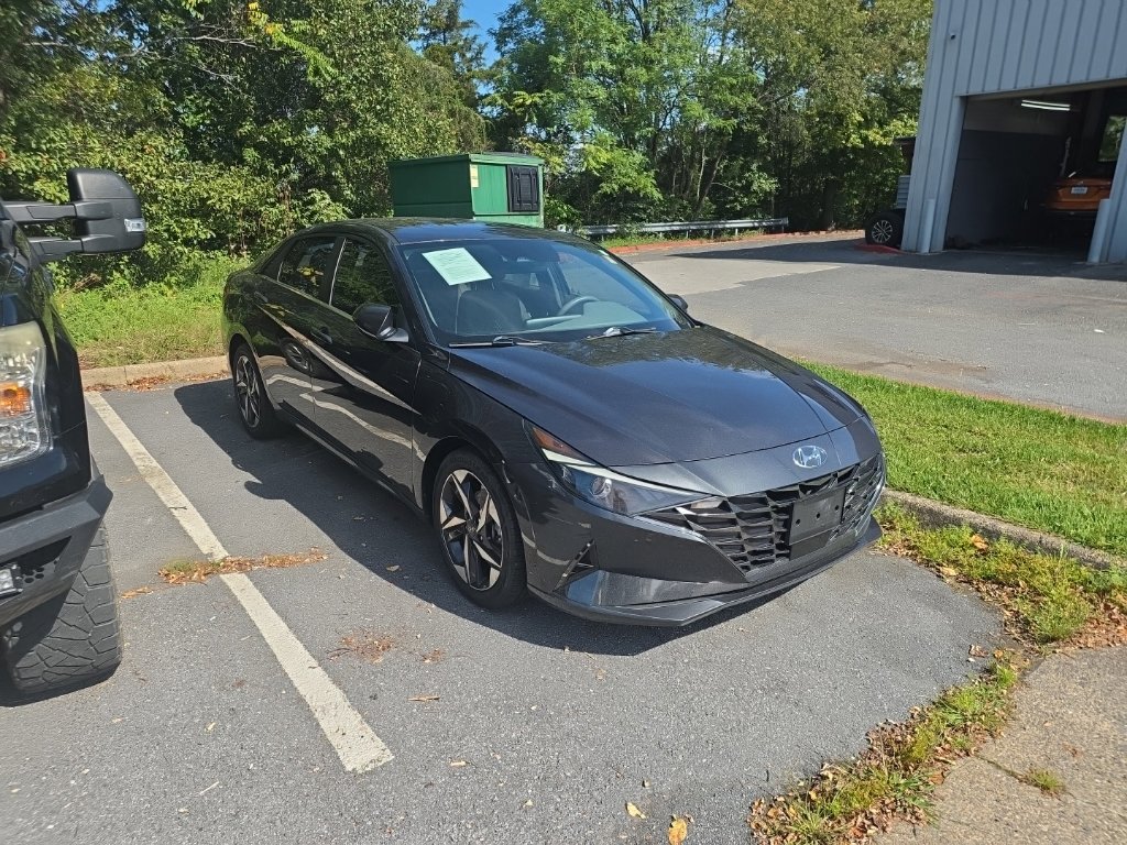 Used 2022 Hyundai Elantra SEL w/ Convenience + Premium Package FWD image 2