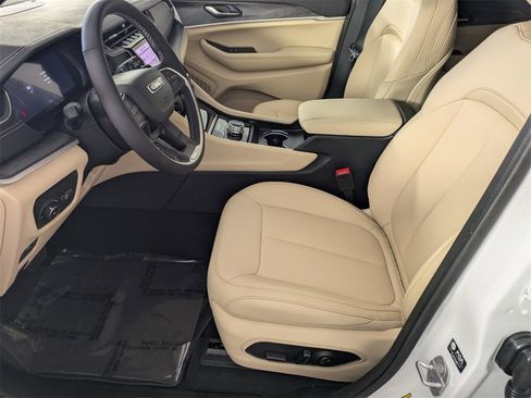 New 2025 Jeep Grand Cherokee Limited image 14