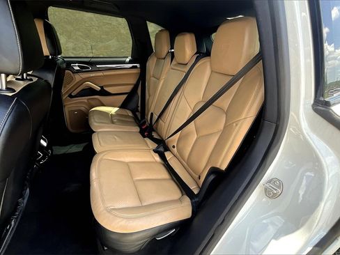 Used 2018 Porsche Cayenne Platinum Edition w/ Premium Package Plus image 24