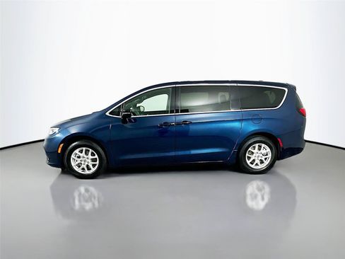 Used 2025 Chrysler Pacifica Select FWD image 8