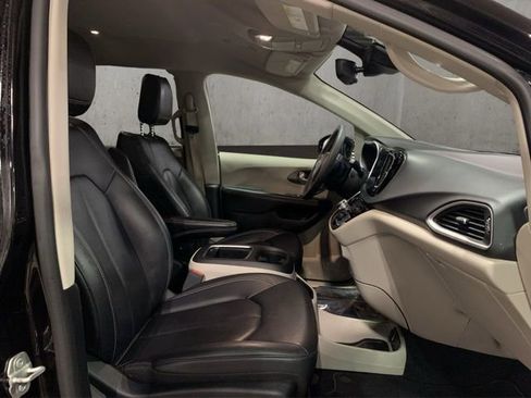 Used 2024 Chrysler Pacifica Touring-L image 24