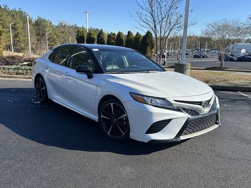 Used 2019 Toyota Camry XSE image 2