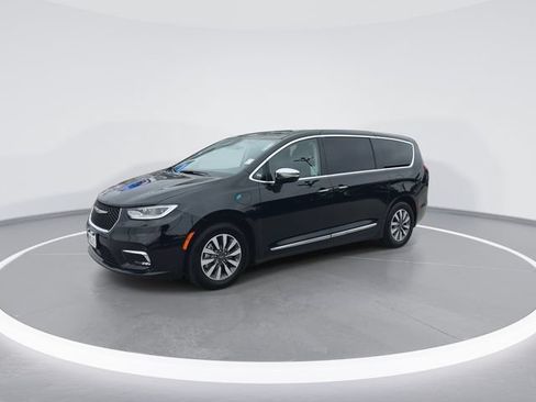 Used 2023 Chrysler Pacifica Limited FWD image 4
