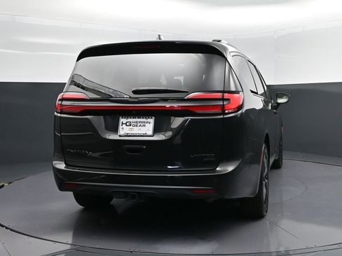 Used 2022 Chrysler Pacifica Limited w/ Uconnect Theater Family Group image 7