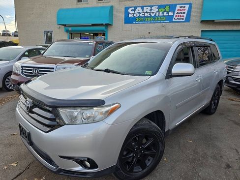 Used 2012 Toyota Highlander SE w/ Tow Pkg image 2