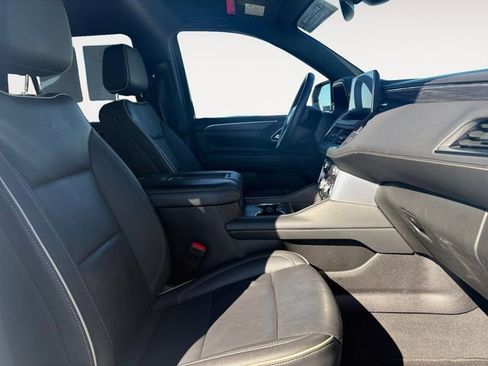 Used 2024 GMC Yukon SLT w/ SLT Luxury Package image 15