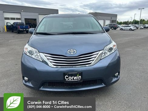 Used 2017 Toyota Sienna XLE w/ XLE Navigation Package AWD/4WD image 6