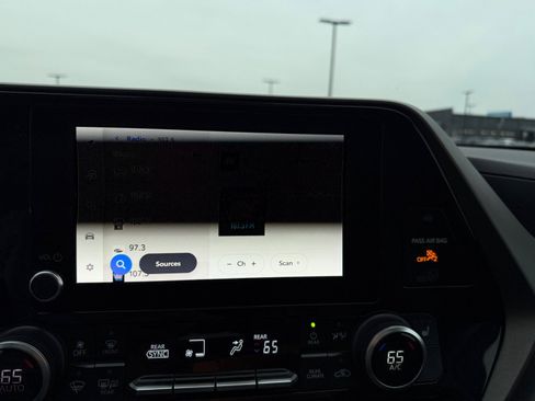 Used 2023 Toyota Highlander XLE image 17