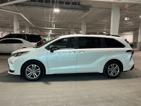 Used 2023 Toyota Sienna XSE AWD/4WD image 7