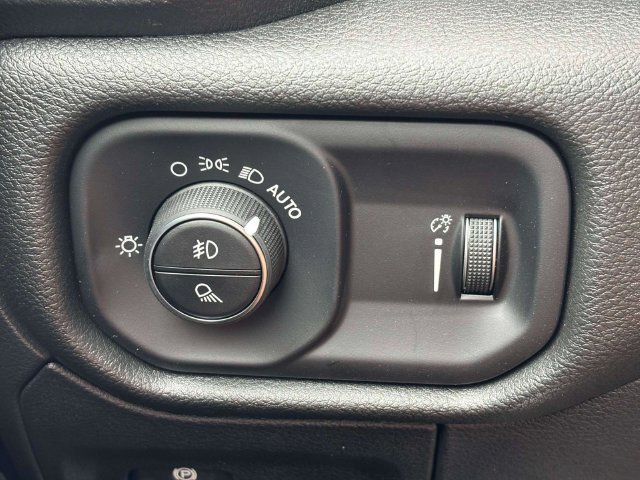 New 2026 RAM 1500 Express AWD/4WD image 17