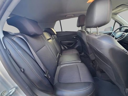 Used 2022 Chevrolet Trax LT w/ LT Convenience Package image 9