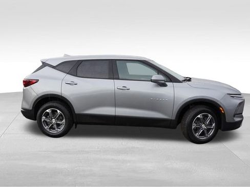 Used 2025 Chevrolet Blazer LT AWD/4WD image 3
