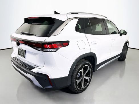 Used 2025 Volkswagen Tiguan SE image 7