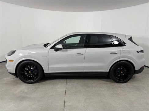 Certified 2025 Porsche Cayenne E-Hybrid image 2