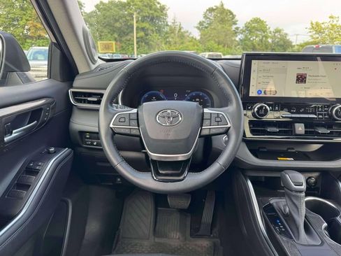 Used 2023 Toyota Highlander Limited AWD/4WD image 23