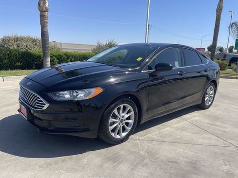 Used 2017 Ford Fusion SE w/ Fusion SE Technology Package FWD image 1