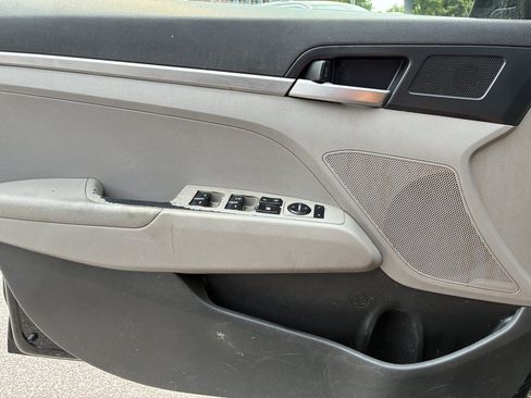 Used 2019 Hyundai Elantra SE FWD image 13