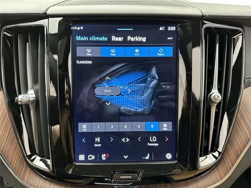 Certified 2023 Volvo XC60 B6 Ultimate w/ Climate Package image 19