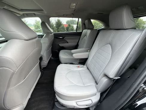 Used 2023 Toyota Highlander XLE AWD/4WD image 18