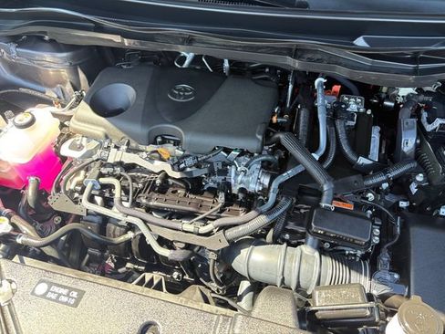 Used 2024 Toyota Sienna LE w/ LE Plus Package FWD image 9