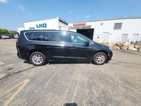Used 2023 Chrysler Pacifica Touring-L FWD image 12