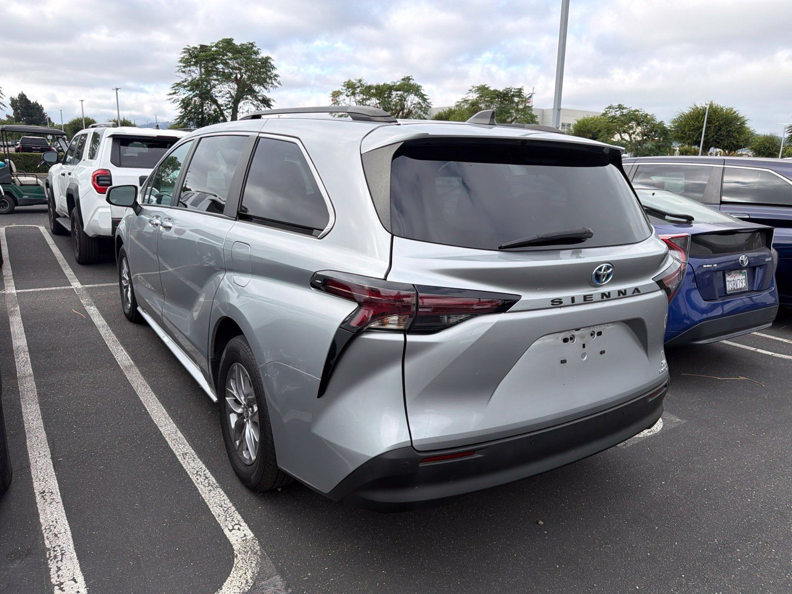 Used 2024 Toyota Sienna XLE FWD image 4
