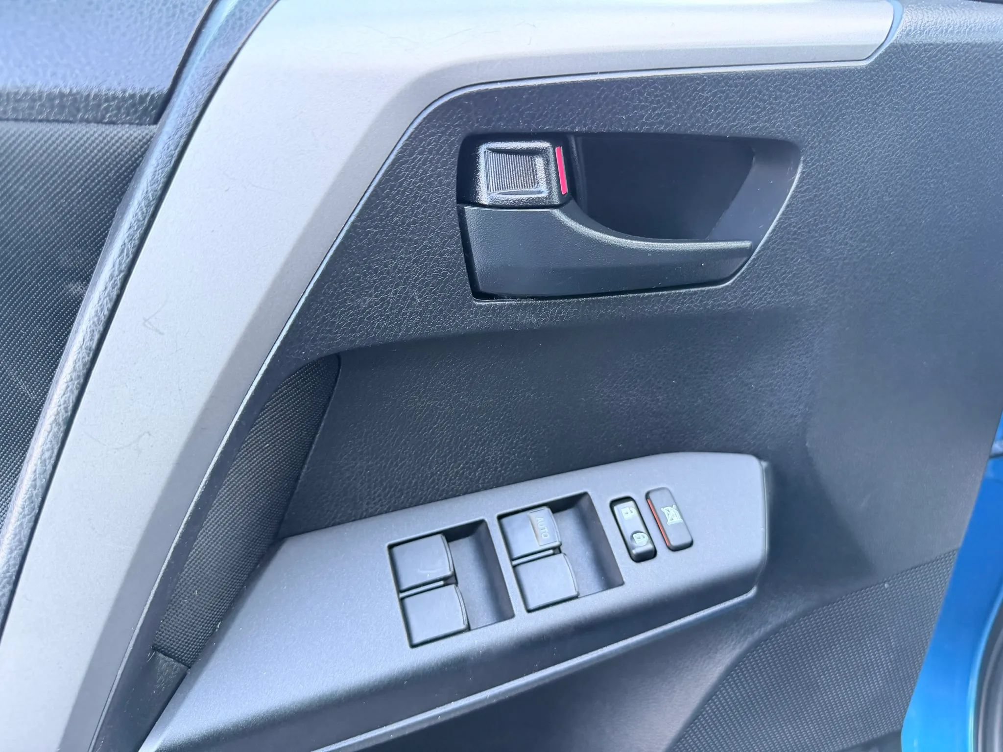 Used 2017 Toyota RAV4 LE w/ Carpet Mat Package AWD/4WD image 12