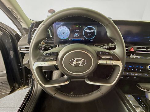 Used 2022 Hyundai Elantra Limited FWD image 11