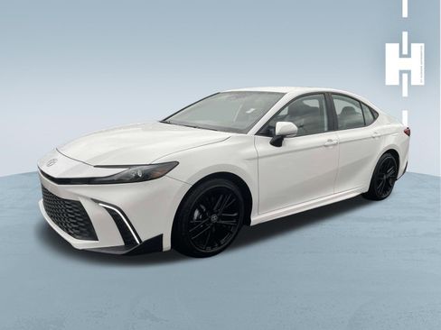 Used 2025 Toyota Camry SE w/ Convenience Package FWD image 3