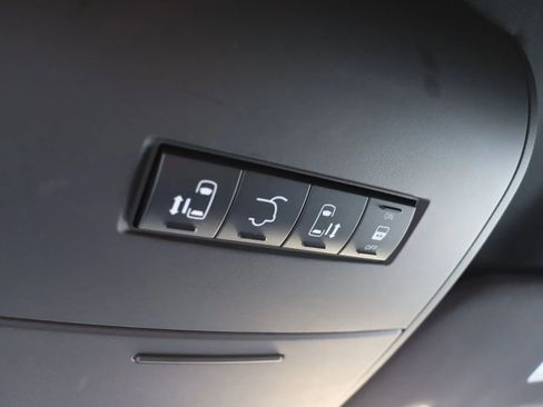 Used 2017 Dodge Grand Caravan SXT image 17