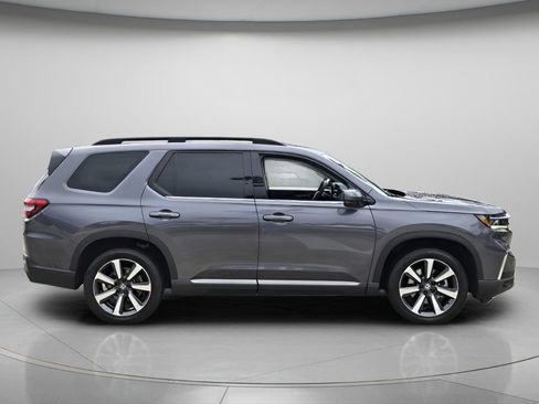 Certified 2025 Honda Pilot Touring image 3